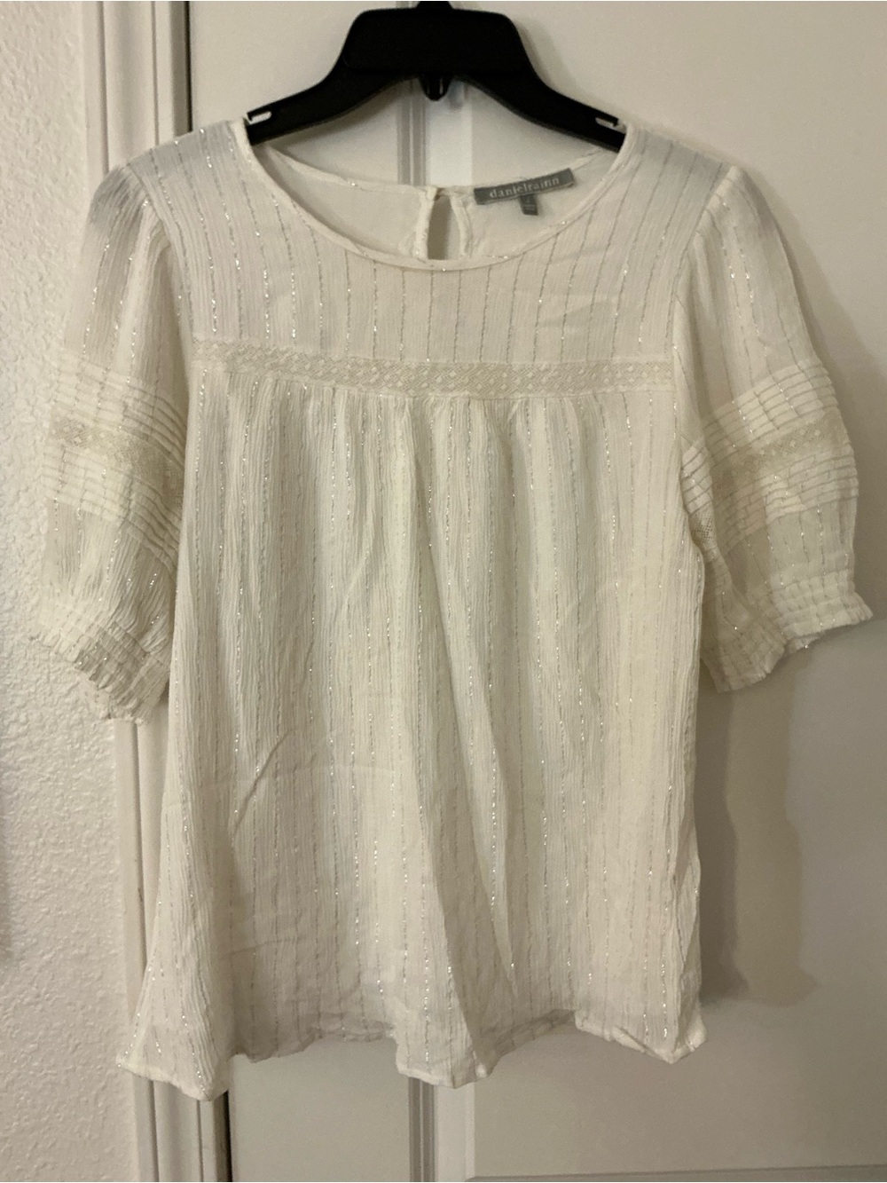 🔥 Daniel Rainn Women M White Silver Metallic Striped Boho Peasant Blouse
